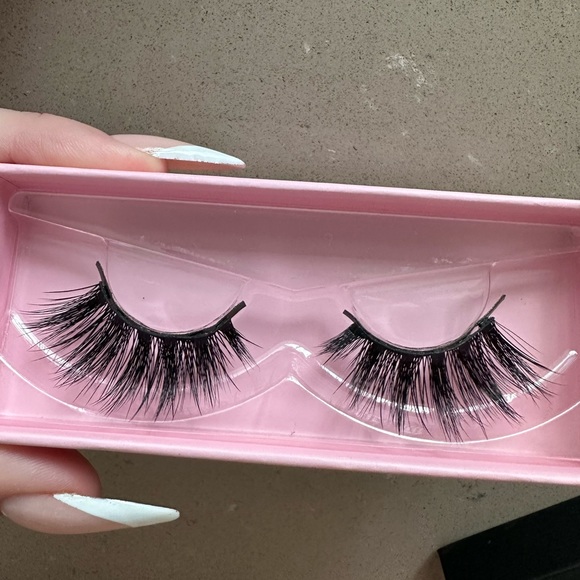 BOMBSHELL Glamnetic Lashes - Picture 3 of 4